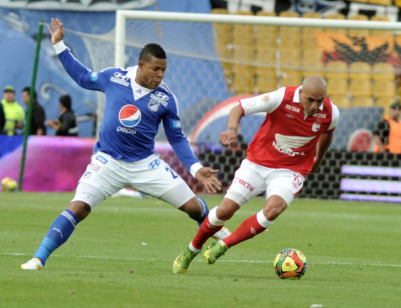 La carrera de Román Torres (izquierda) tuvo como primer impulso la Liga colombiana; allí jugó en Cortuluá, La Equidad, Junior y Atlético Nacional, pero en Millonarios tuvo su paso más destacado.