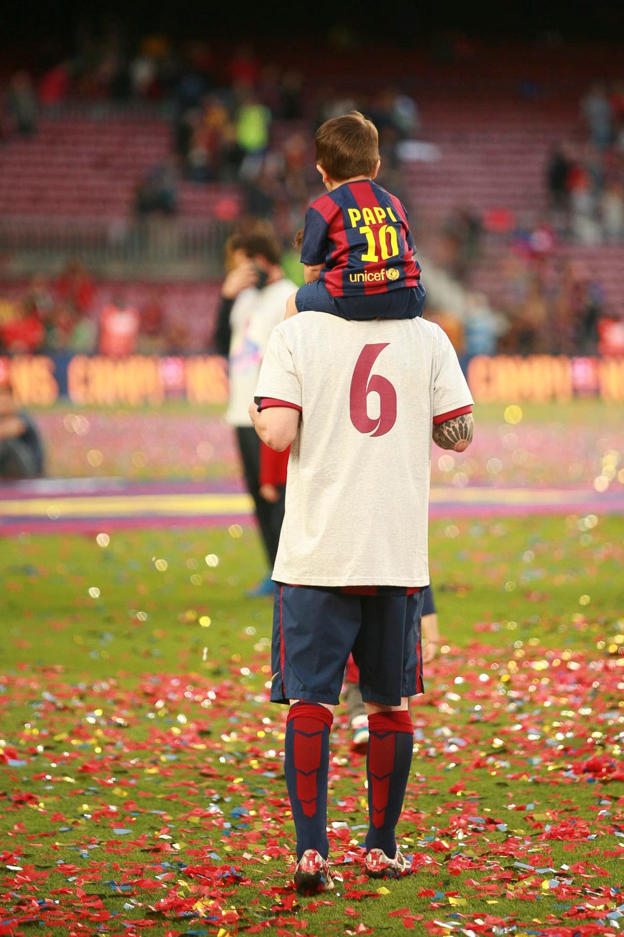 Messi y Thiago paseando por la cancha.