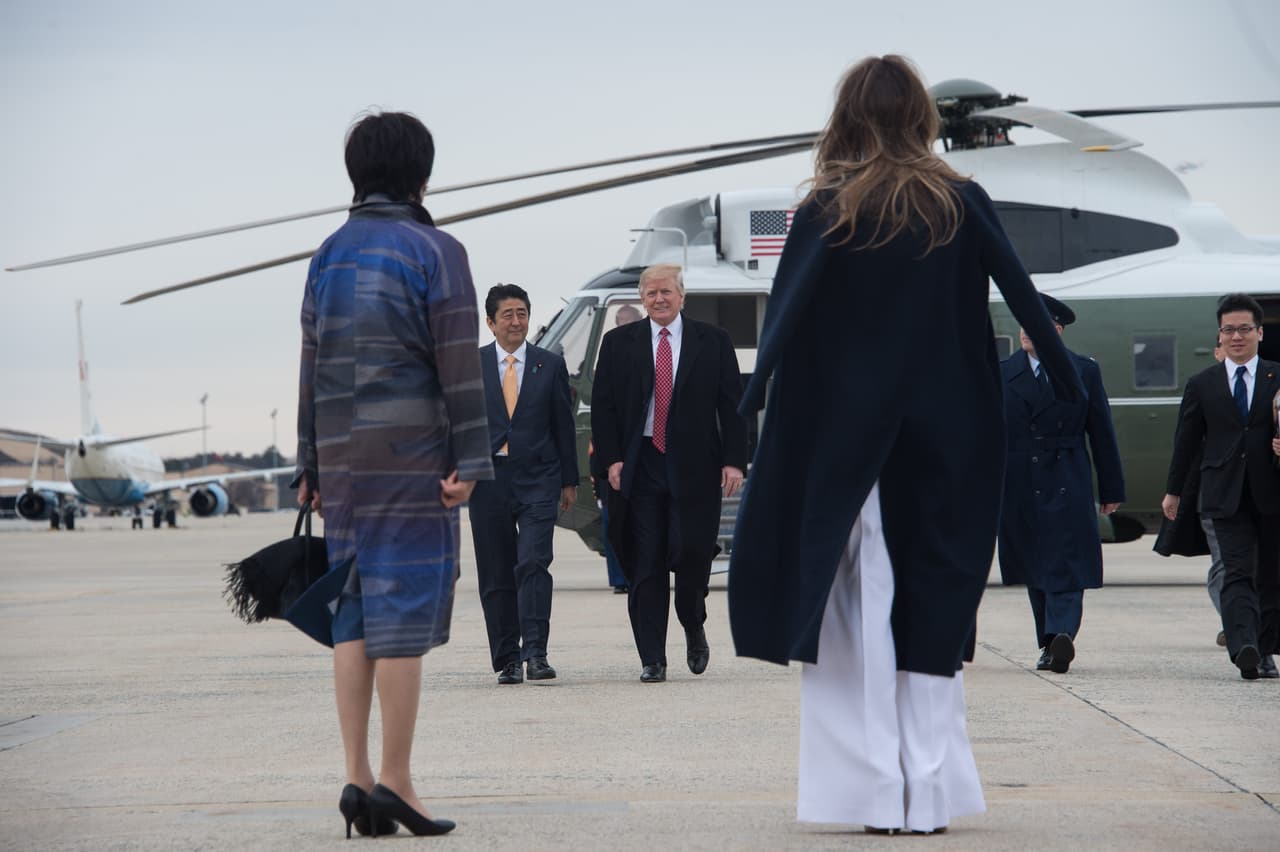 Su reaparición de nuevo un fin de semana enciende las alarmas sobre las labores no atendidas en Washington. Sin embargo, la experta Jean W. Harris advierte: “Los roles de las primeras damas no son roles constitucionales. Es un rol creado a través de la tradición y, la verdad, es que cada primera dama puede acomodarlo a su manera. La primera dama es legalmente vista como una asistente de su esposo en términos de ayudarlo a cumplir con sus responsabilidades”.
<br>