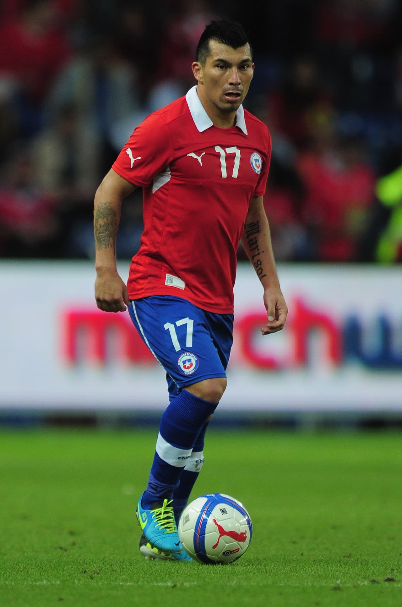 Gary Medel y Alexis Sánches parecen encabezar la pugna por ser el más guapo en las revistas femeninas chilenas. Aunque el debate parece no resolverse, basta con poner en el buscador de Google el nombre de Gary Mendel para saber que además de ser un defensa central y jugar en el Inter de Milán, es el amor platónico por excelencia de las hinchas chilenas.