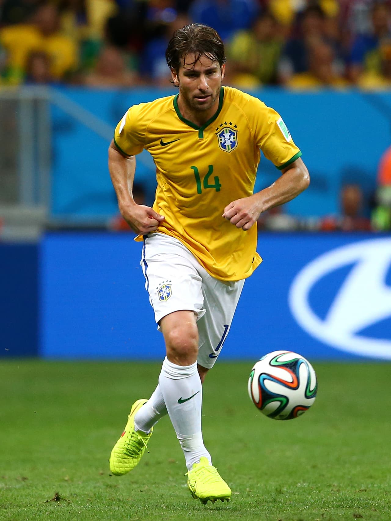 Parece que el París Saint-Germain agrupo a otro de los futbolistas latinoamericanos más famoso entre el sexo femenino. El basileño Maxwell es de una contundencia en su juego y en su belleza que no necesita un apellido.