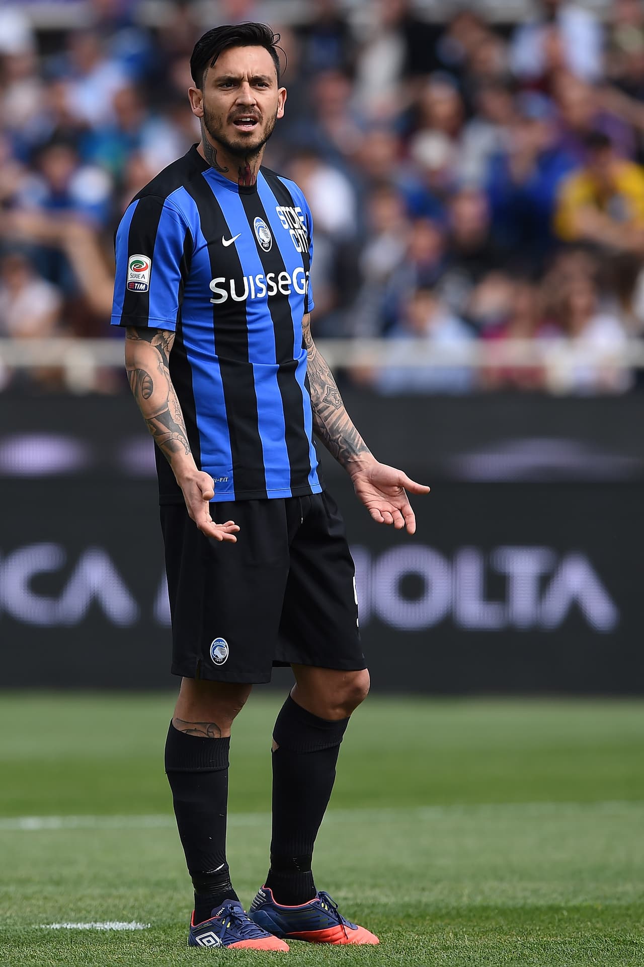 La fama del chileno Mauricio Pinilla trasciende las canchas y conquista el mundo de la moda. En su patria los diseñadores y grandes marcas de cadena lo llaman para que modele y colabore en el diseño de bolsas y trajes.