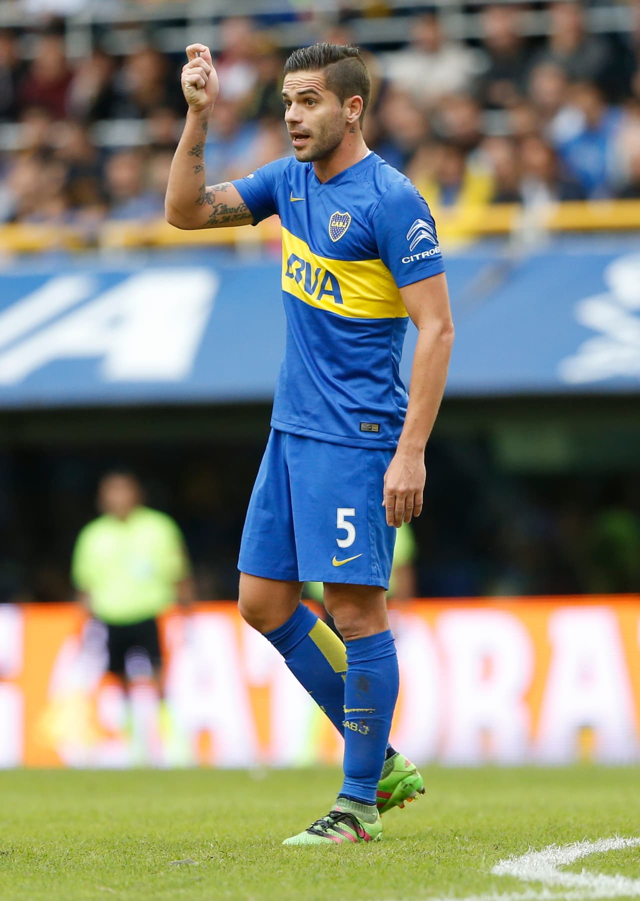 Muchas sintieron una tremenda desilusión cuando escucharon que el jugador del Boca Juniors y volante de la selección Argentina, Fernando Gago no vendría a jugar la Copa Centenario debido a una lesión. Por suerte, su ausencia de las canchas no hará mella en sus seguidoras que desde que era un chiquillo, de pelo desordenadamente largo, hacía aletear corazones.
