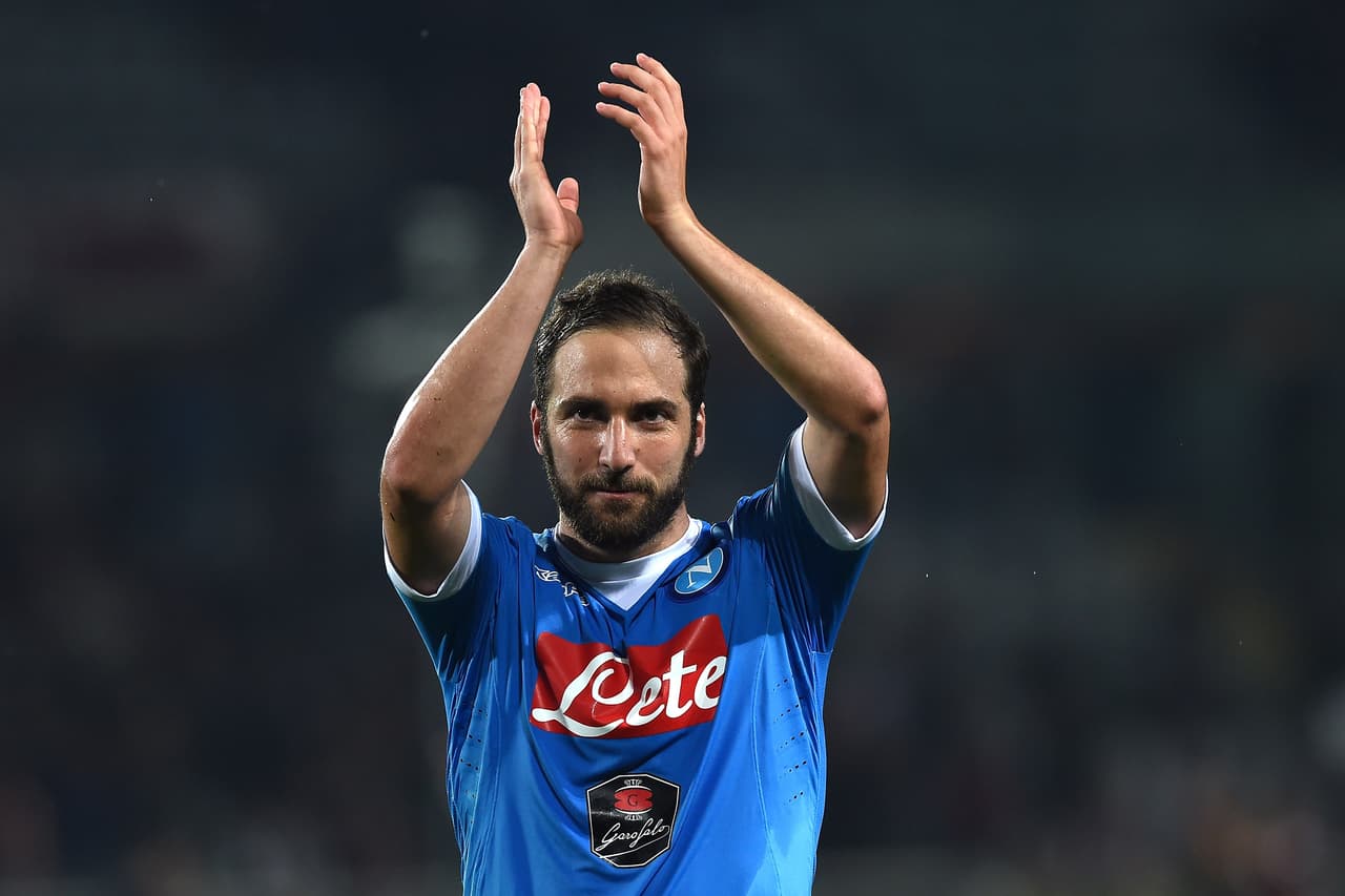 Sangre italiana corre por las venas de Gonzalo Higuaín, el argentino que se coló en todas las listas de los más guapos del mundial 2014 y que hoy como jugador del S.S.C. de Napoli protagoniza calendarios vestido de gladiador.