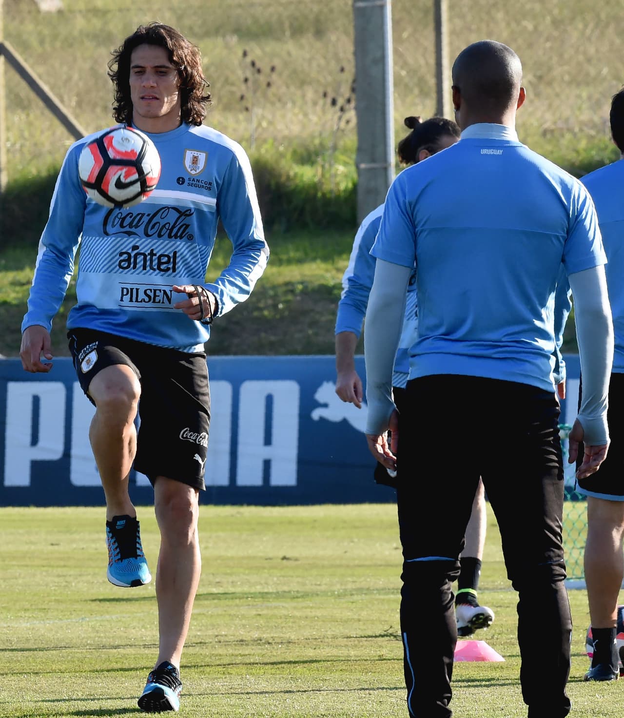 Sus 6.2 pies de estatura hace que Edinson Cavani se destaque en la cancha, también su altivez que lo hace parecer un modelo cuando juega con la selección uruguaya o con su equipo el Paris Saint-Germain.