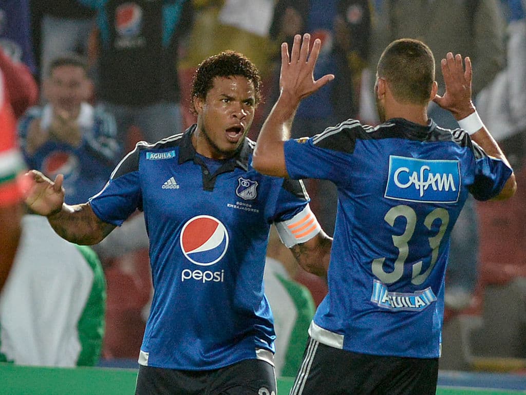 Román Torres (izquierda) fue pieza clave del título obtenido por Millonarios en 2012, rompiendo con una sequía de 24 años sin conquistas en Colombia.