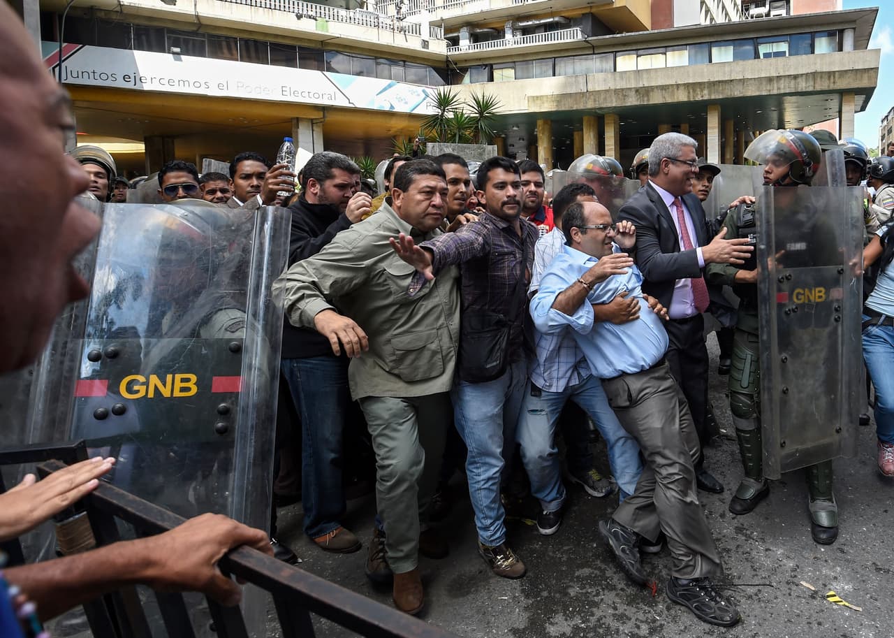 La violencia se inició cuando los diputados y seguidores de la oposición intentaron pasar la barricada de la Policía y la Guardia Nacional que custodiaba el CNE.