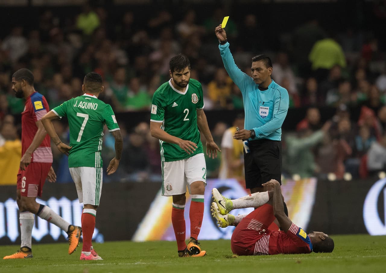 Néstor Araujo se llevó una amonestación que acarrea suspensión.