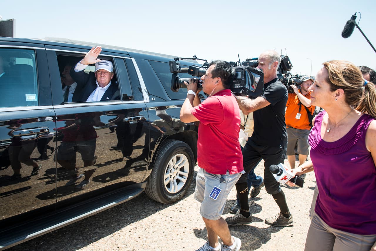 Trump durante su visita a la frontera con México el pasado verano