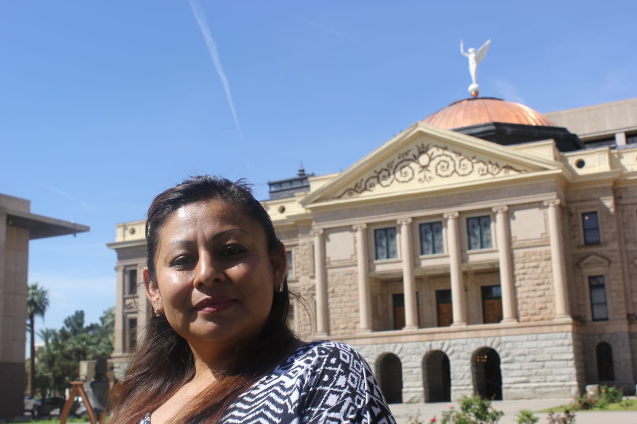 María Rodríguez ante el Capitolio de Arizona, en Phoenix