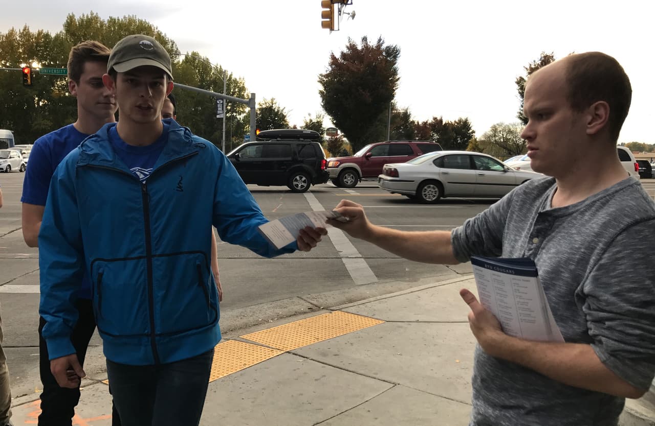 Michael Terence Worley reparte afiches en Provo, Utah, por el candidato independiente Evan McMullin.