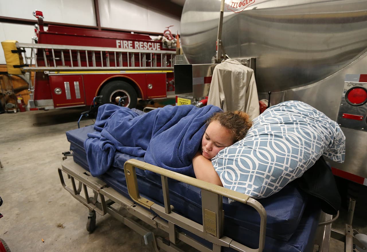 La enfermera certificada Jennifer Smith se protege del huracán Hermine dentro de la estación de rescate del condado Hosford, Florida.