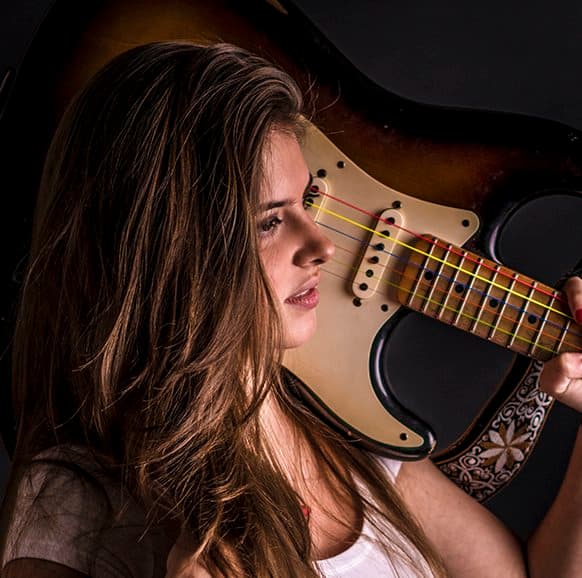 En este mismo canal de videos también se encuentra el cover que hizo de la canción 'Corazón espinado, el cual registra más de 200 mil visitas y en donde muestra su talento como músico profesional.