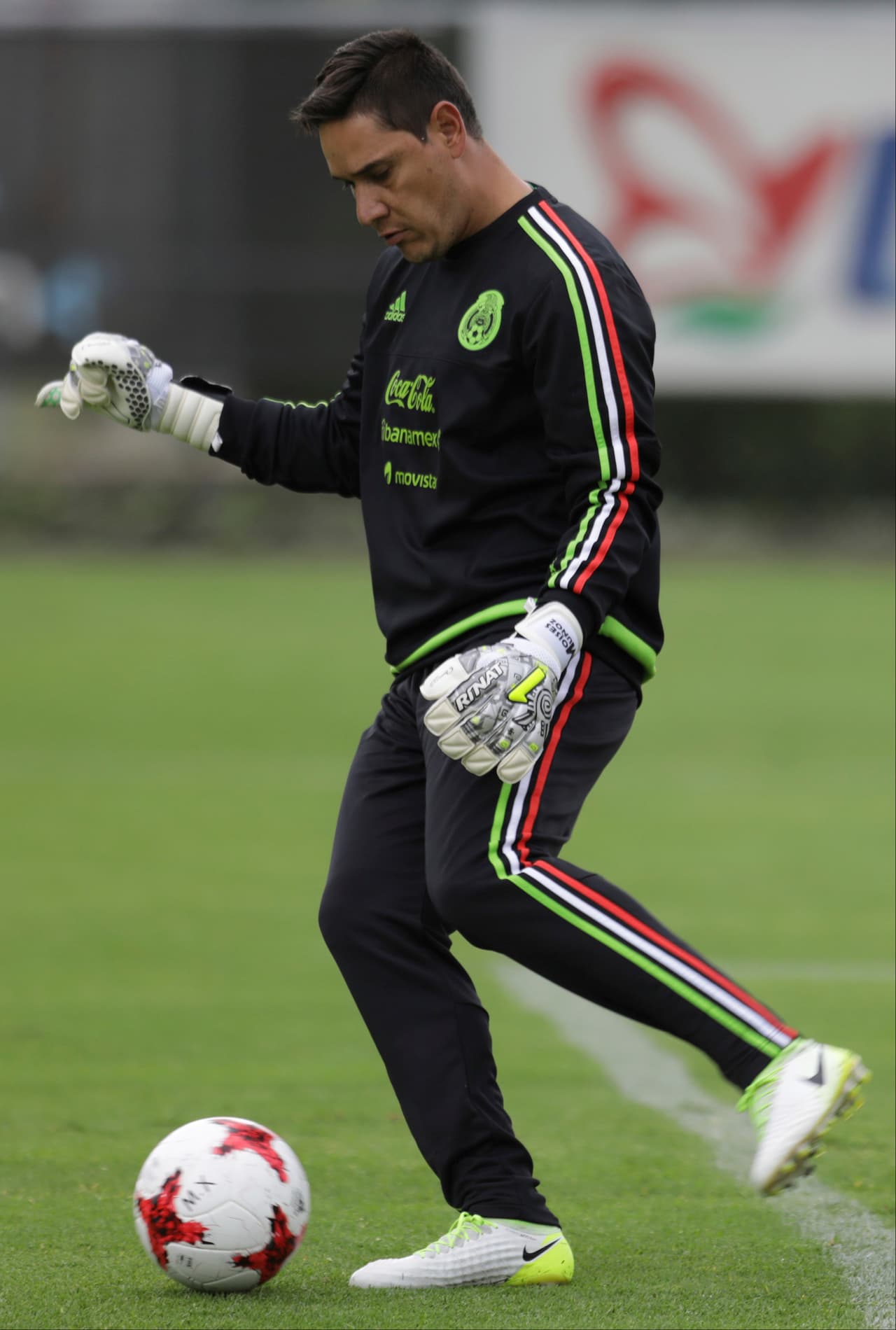 Si bien a la segunda fase clasifican los dos mejores de cada grupo y los dos mejores terceros, México no quiere tener sorpresas.