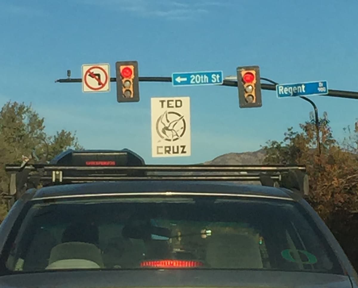 Un cartel sobre el candidato republicano en Boulder