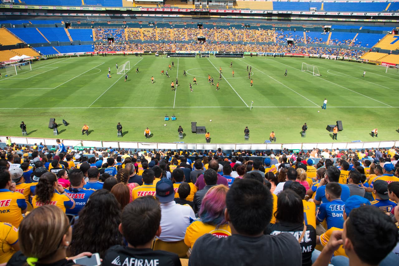 La práctica ademñas sirvió para acercar a los jugadores con su hinchada en medio del receso.