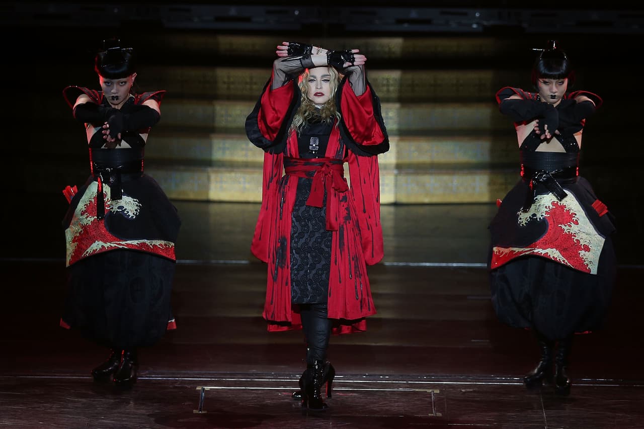 Tras poco más de dos horas de espera, los fans que asistieron al show en el Brisbane Entertainment Centre de Brisbane, en Australia, comenzaron a gritar en contra de la 'Reina del Pop'...