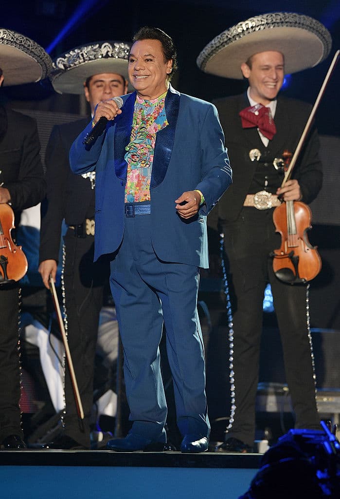 Alex Peimbert era el sastre responsable de la mayoría de vestidos que usaba en sus giras y que llegaban a costar hasta 5,000 dólares. Este traje tipo smoking azul rey, con camisa florida y boleros, lo usó Juan Gabriel el pasado abril en los Billboard Latin Music Awards.