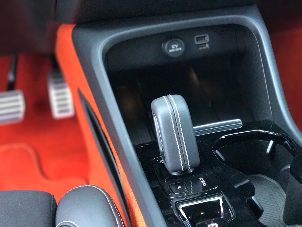 El selector de cambios de la Volvo XC40 es electrónico lo que permitió un posicionamiento que permitiera aprovechar el paso de la misma.
