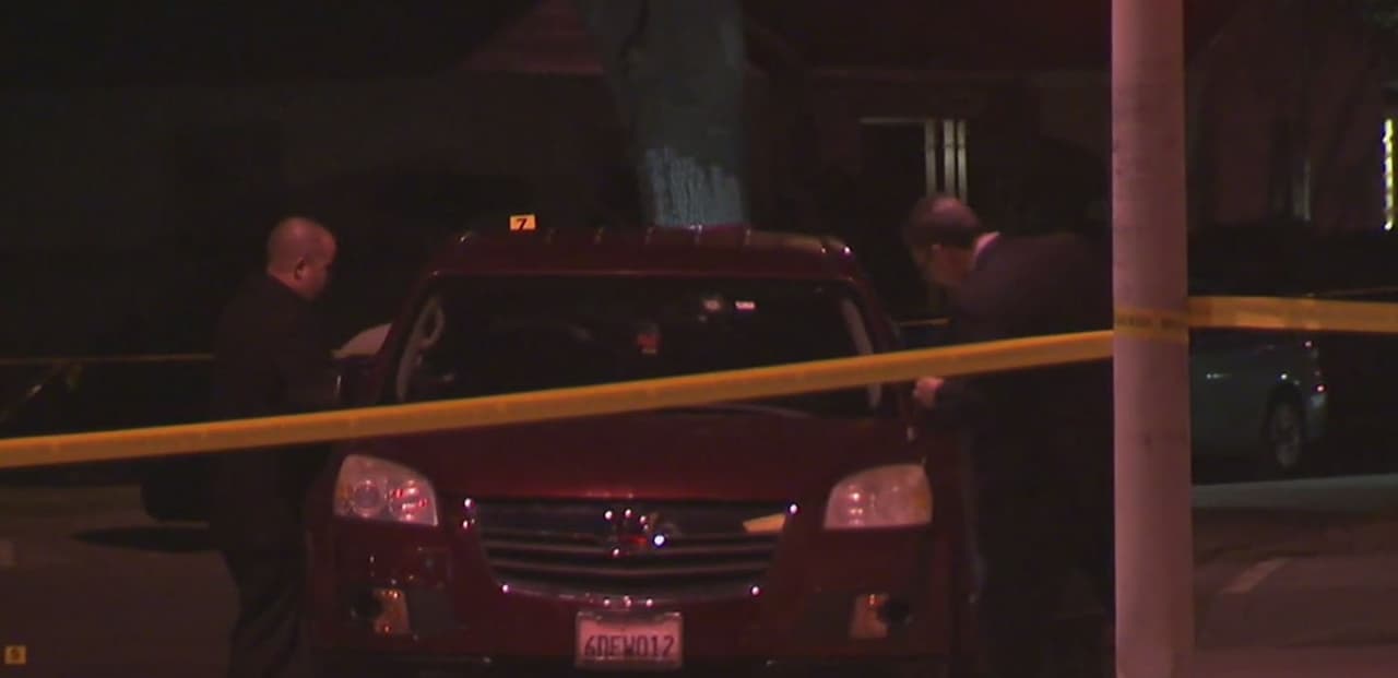 Investigadores indican que este carro Saturn era el blanco de un tiroteo en Lynwood. Sin embargo, los disparos cobraron la vida de una joven que viajaba a bordo de otro vehículo.