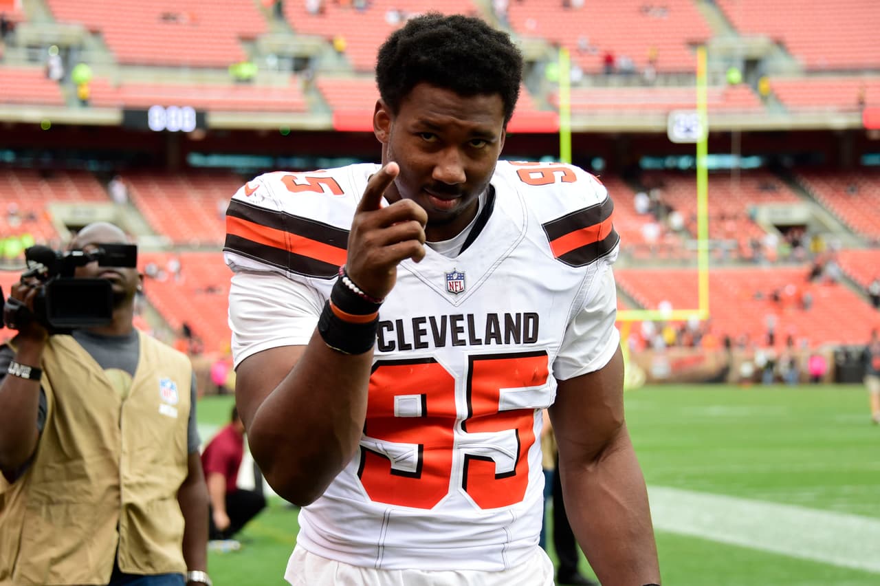 2017 – ¿MYLES GARRETT?
<b>Cleveland Browns</b> | DE Texas A&M
<br>El ala defensiva de Texas A&M, Myles Garrett (15) está proyectado para ser la primera selección global del Draft 2017 por los Cleveland Browns. Aquí lo vemos en acción buscando la pelota contra UCLA en un partido de fútbol universitario de la NCAA el sábado 3 de septiembre de 2016 en College Station, Texas. (Foto de AP / arte de Sam)