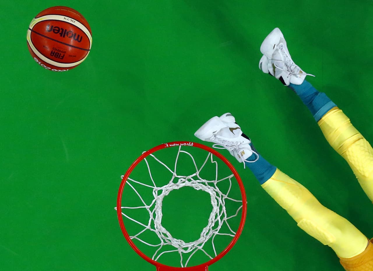 Una vista cenital de la caída del basquetbolista australiano Andrew Bogut.