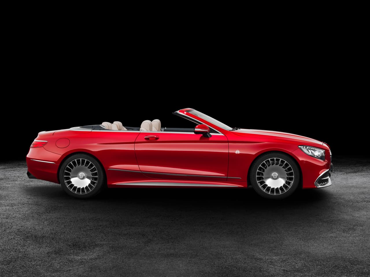 Las hermosas e imponentes líneas del Mercedes-Benz Clase S convertible se realzan en el Mercedes-Maybach S650 Cabriolet gracias a acentos cromados exclusivos y a unas espectaculares ruedas de 20 pulgadas en terminación bi-cromada.