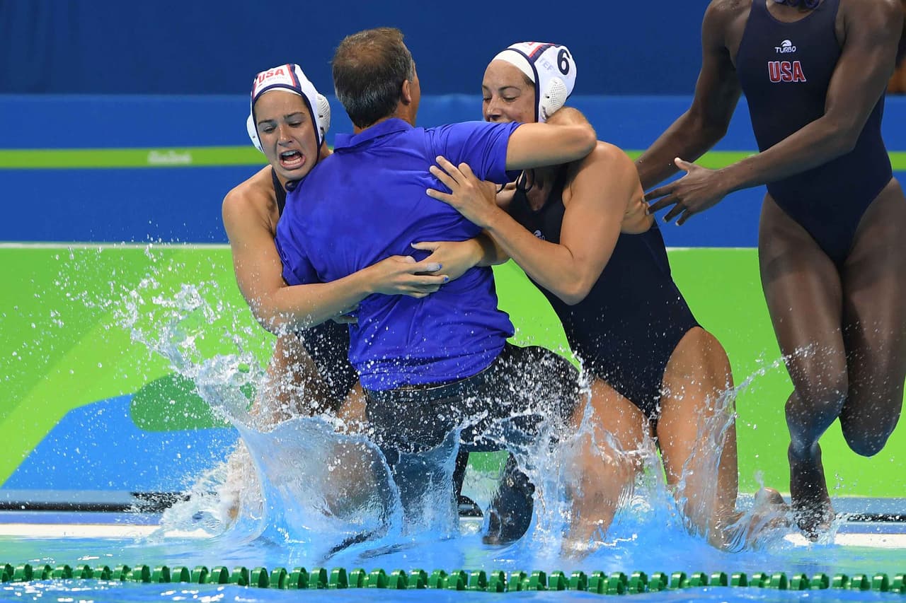 Estados Unidos revalidó el título olímpico de waterpolo femenino a lo grande, con una sucesión de exhibiciones en los Juegos Olímpicos de Río 2016 que culminó este viernes con otra en la final, ante Italia, a la que arrasó por 12-5.