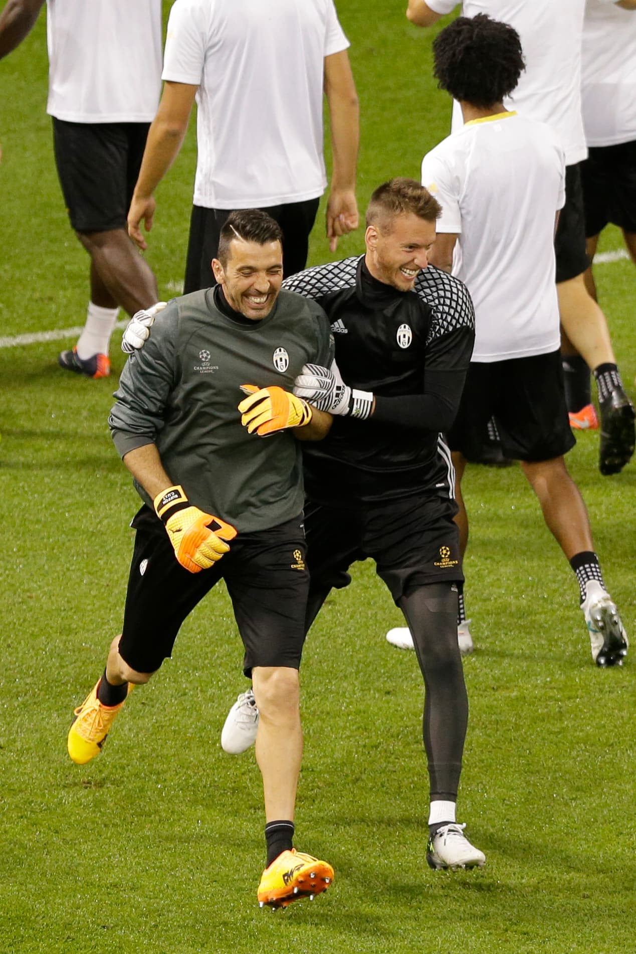 La portería de la Juventus es de propiedad de Gianluigi Buffon, por lo que Neto saldría. Watford y Valencia son los destinos que más fuerte suenan.