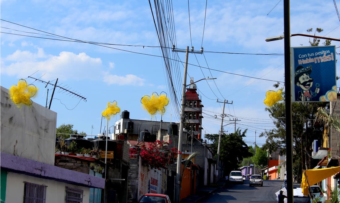 Nubes de amarillo que instaló Olvera por la ciudad.