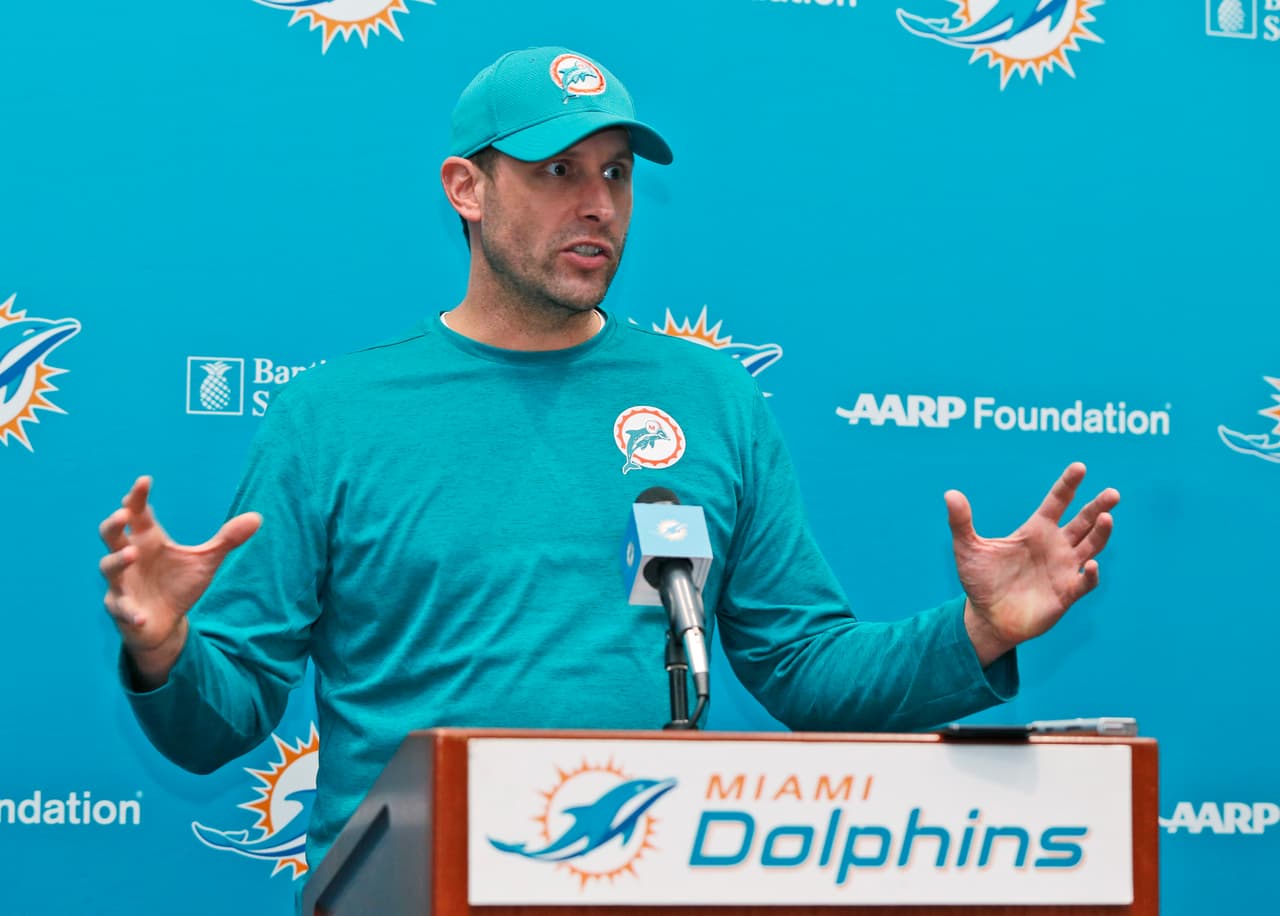 <i>Head Coach</i>: ADAM GASE
<br>Está entrando a su segundo año como entrenador en jefe tras debutar en 2016. Comenzó como coordinador ofensivo en Denver en la célebre temporada 2013 donde los Broncos fueron el mejor ataque pero fueron destrozados por Seattle en el Super Bowl XLVIII. En 2014 siguió al coach John Fox a Chicago donde coincidió con Jay Cutler, el quarterback que trajo buscando dar un paso más con los Dolphins.