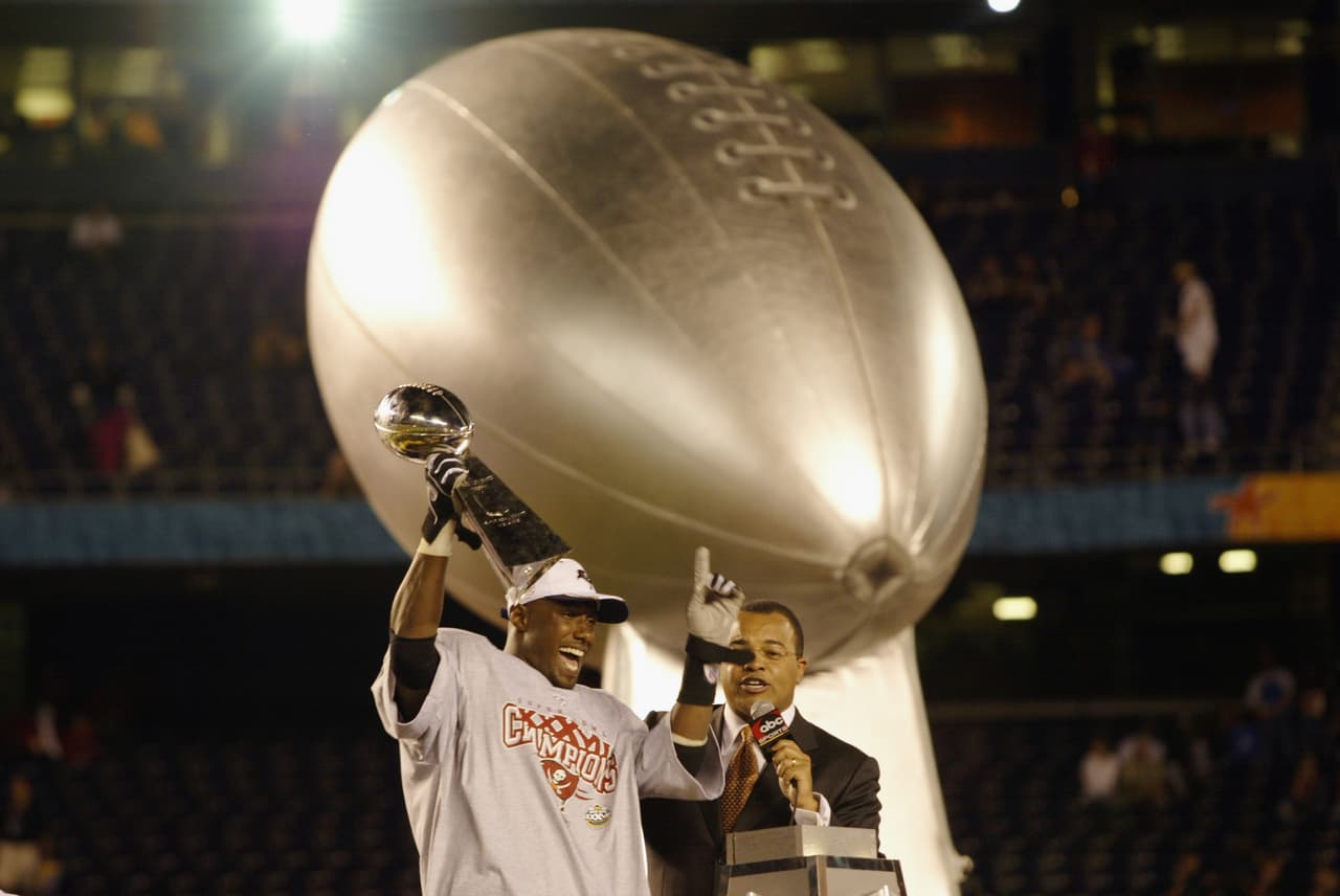 Tampa Bay Buccaneers obtuvo de nuevo un título para la Conferencia Nacional al vencer 48-21 a Oakland Raiders el 26 de enero de 2003 en San Diego.