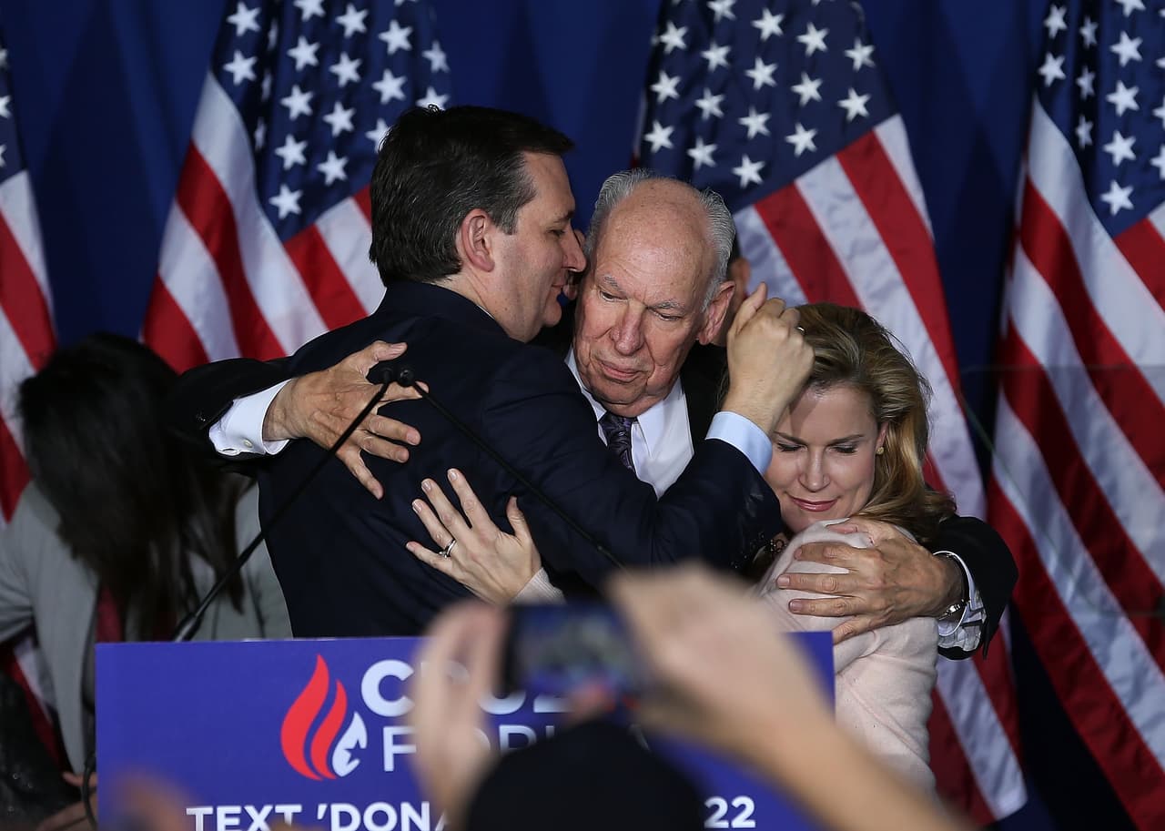 Ted Cruz abraza a su padre y a su esposa Heidi Cruz