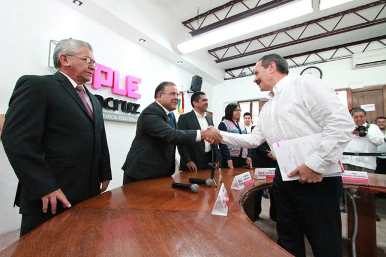Juan Bueno Torio, acudió al Organismo Público Local Electoral de Veracruz (OPLE) para entregar su postulación como candidato independiente.