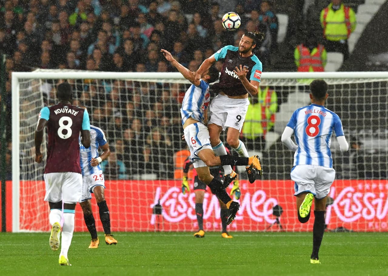 Carroll le da salida al West Ham peleando pelotas aéreas.