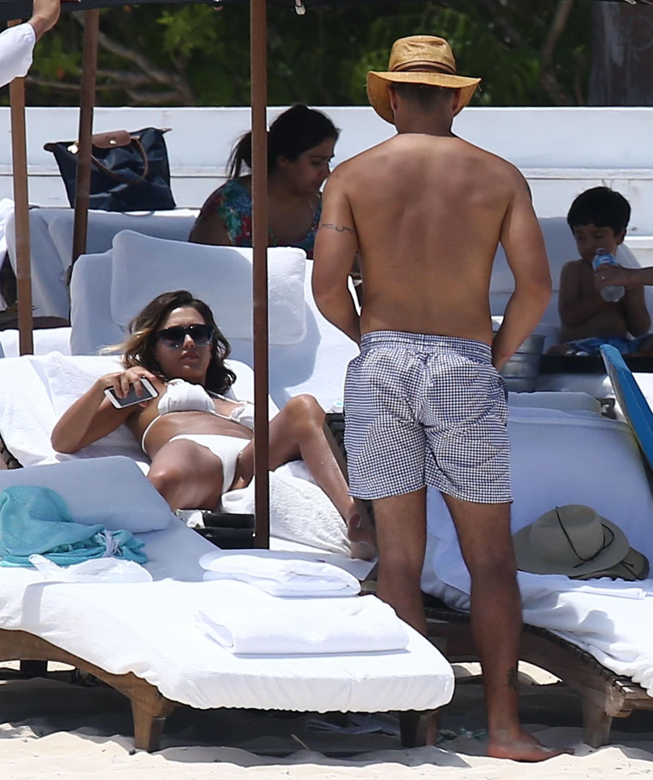 Siempre es un placer ver a Jessica Alba disfrutar sus vacaciones, porque nos regala una amplia gama de 'chikinis' que nos dejan las pupilas dilatadas. Disfrútalos.