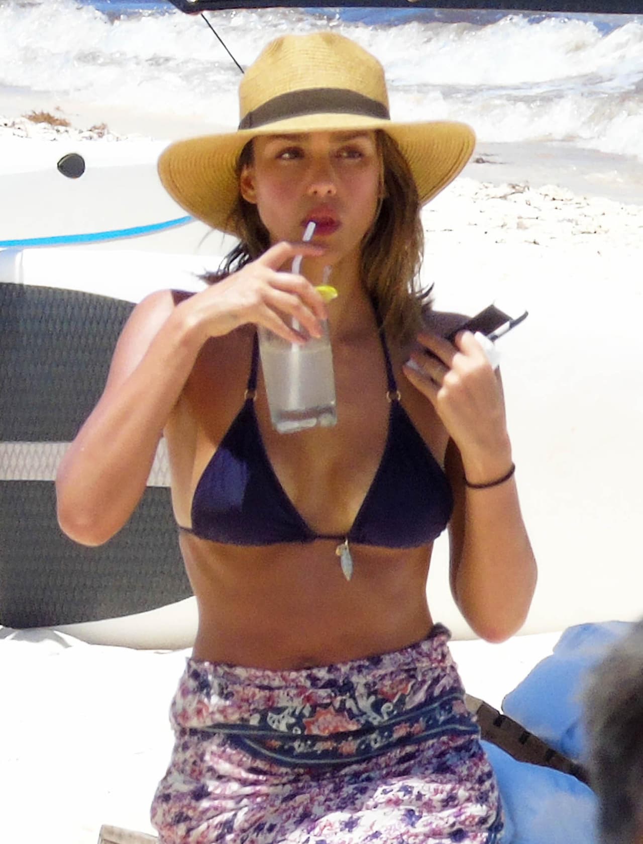 Siempre es un placer ver a Jessica Alba disfrutar sus vacaciones, porque nos regala una amplia gama de 'chikinis' que nos dejan las pupilas dilatadas. Disfrútalos.