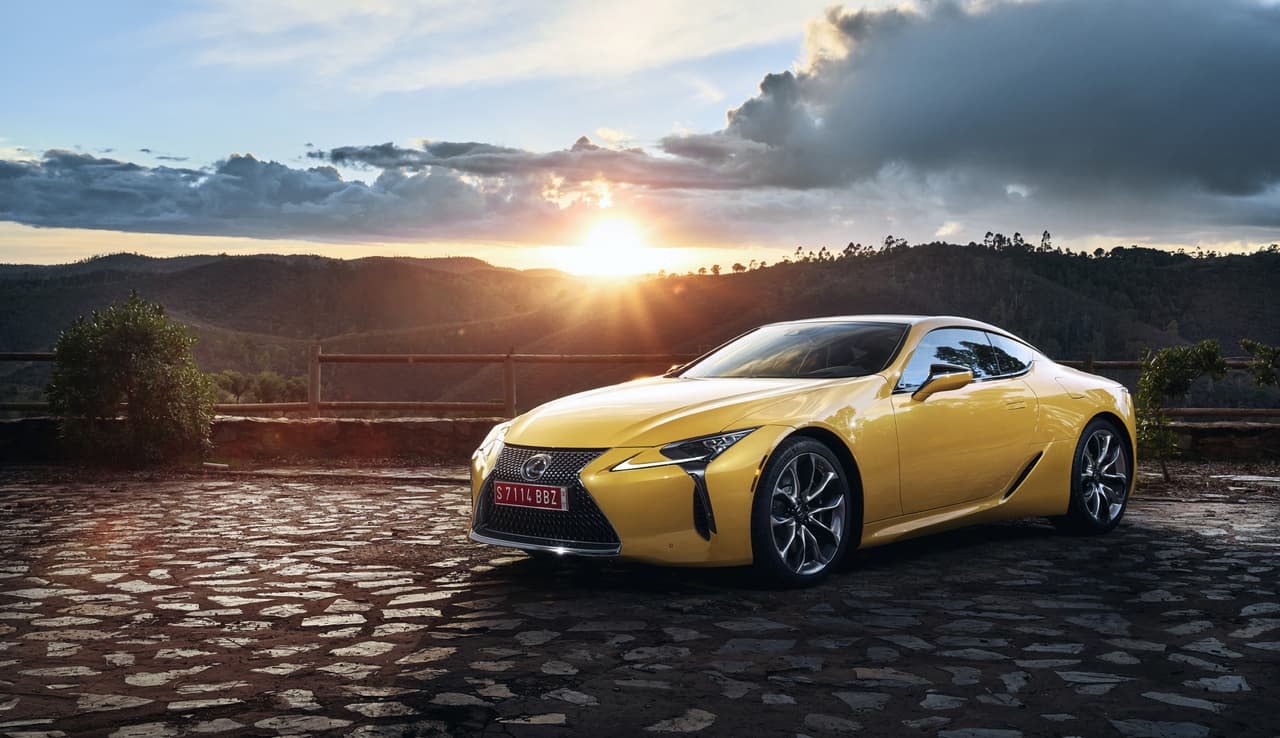 Este nuevo Lexus LC500 lleva una
<b>transmisión de diez velocidades</b>, se trata del primer coche de este segmento en llevar una caja de cambios con esa cifra.