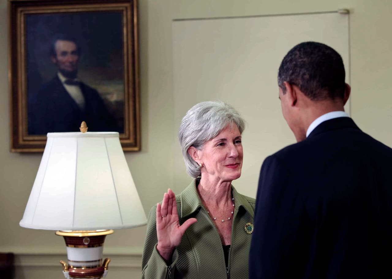 El 28 de abril de 2009 Barack Obama juramentó a la entonces gobernadora de Kansas, Kathleen Sebelius, como secretaria de Salud. Ella asumió el puesto, tres meses después de que Obama inició su gobierno. Un atraso mayor al que registra Donald Trump.