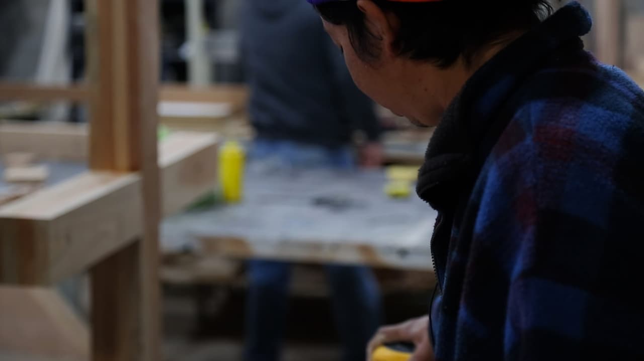 Josué trabaja en una cruz para la Casa del Migrante en el taller de un nicaragüense y su esposa mexicana en Ciudad Juárez.