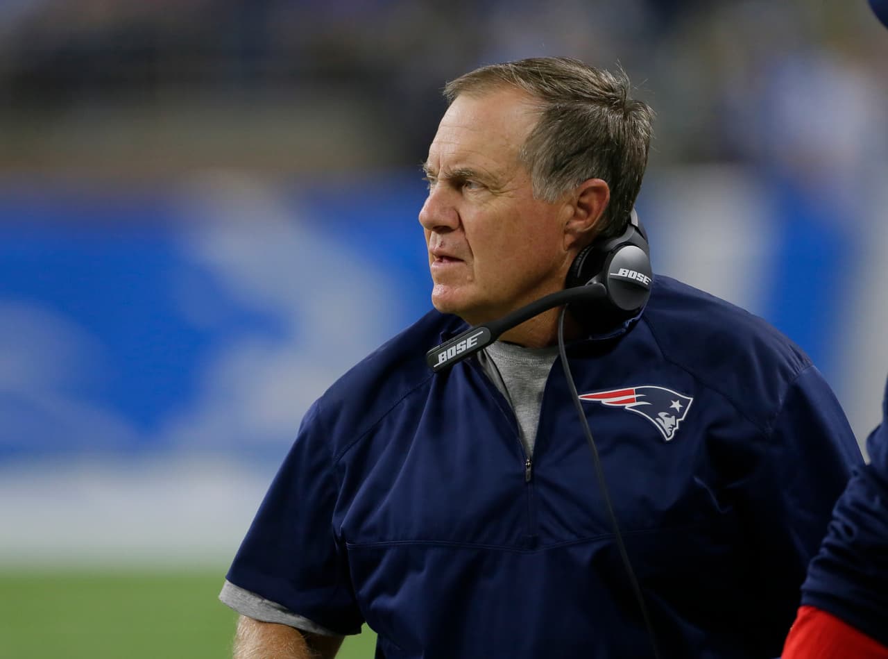 <i>Head Coach</i>: BILL BELICHICK
<br>Un viejo lobo de mar con 22 años de trayectoria como entrenador en jefe y una leyenda de la NFL. Tiene 263 victorias en su carrera, 26 de ellas en playoffs lo que supone una récord sin precedentes. Aunque ya es el máximo ganador de Super Bowls como head coach con cinco Lombardis, bucará su sexto título al frente de los Patriotas.