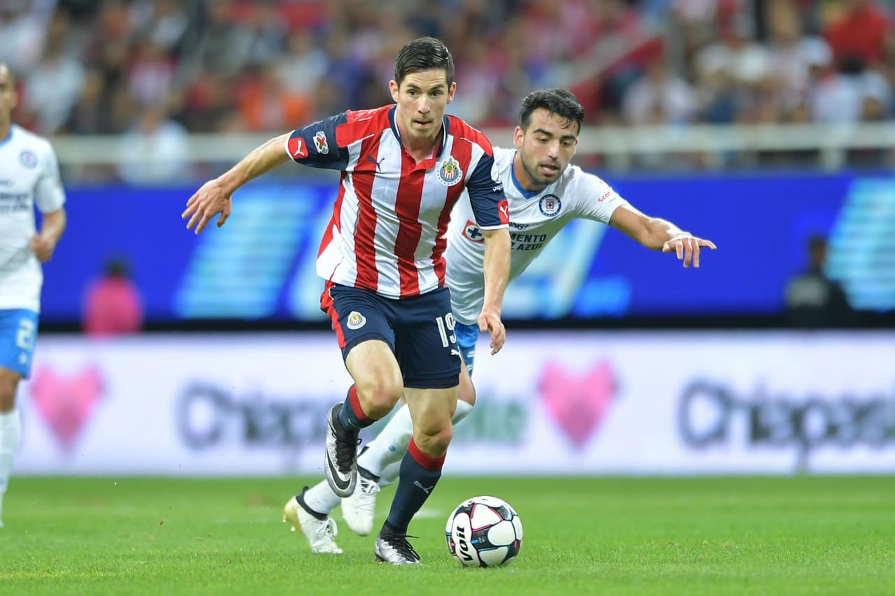 Marco Bueno deja a las Chivas. Los Tuzos pactaron un préstamo para que el delantero juegue con Monterrey.