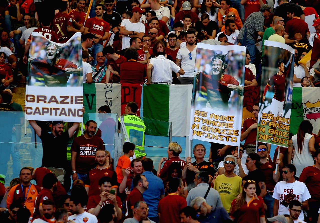 Los fanáticos de Roma le dieron una cálida despedida a Francesco Totti, el eterno capitán, en su despedida del fútbol profesional. Todos vistieron el '10', llevaron pancartas y posaron con una estatua y aclamaron al jugador, que fue suplente contra Genoa pero entró en el triunfo 3-2, en su último juego tras 24 años con el equipo.