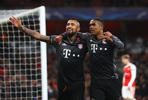 LONDON, ENGLAND - MARCH 07: Arturo Vidal of Bayern Muenchen (L) celebrates with Douglas Costa as he scores their fifth goal during the UEFA Champions League Round of 16 second leg match between Arsenal FC and FC Bayern Muenchen at Emirates Stadium on March 7, 2017 in London, United Kingdom. (Photo by Clive Mason/Getty Images)