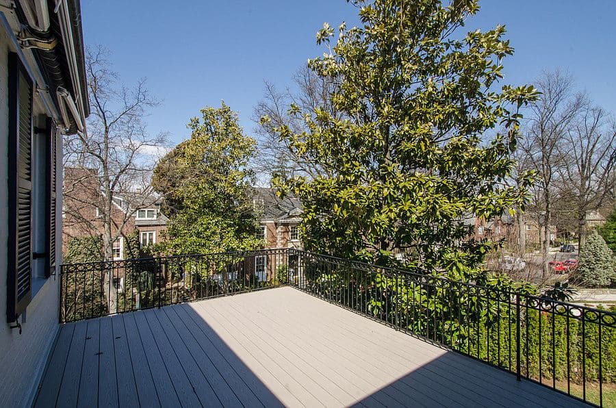 Esta es una de las terrazas traseras de la casa.