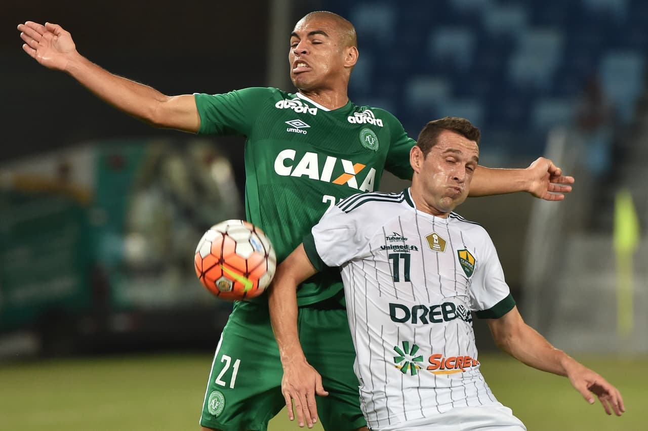 Mateus Caramelo de 22 años llegó al Chape en 2015. El lateral jugó en Sao Paulo y Atlético Goianiense.