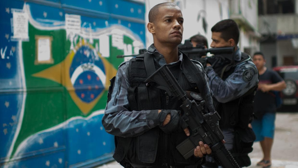 Policía militar en la favela Maré.