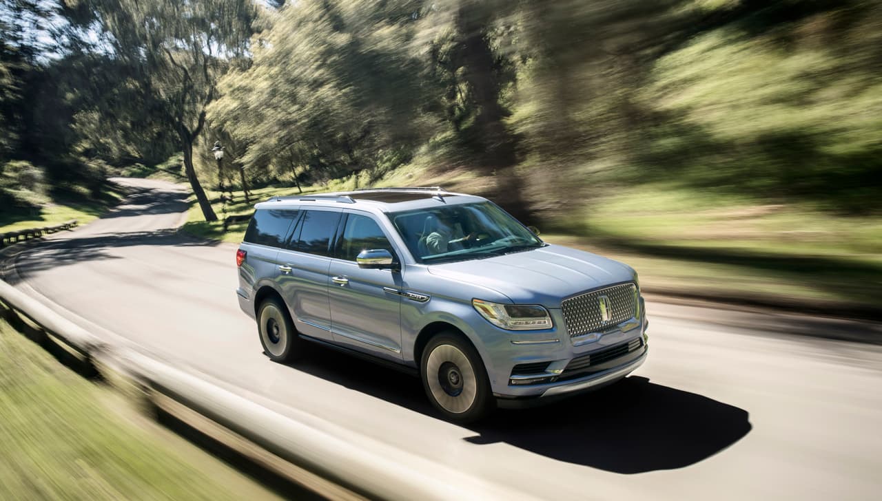 Si alguno de sus modelos tiene la capacidad por si mismo de hacer a Lincoln grande otra vez, ese es esta Lincoln Navigator 2018. Será interesante ver como termina desempeñándose cuando llegue a los concesionarios de la marca al final de este año.