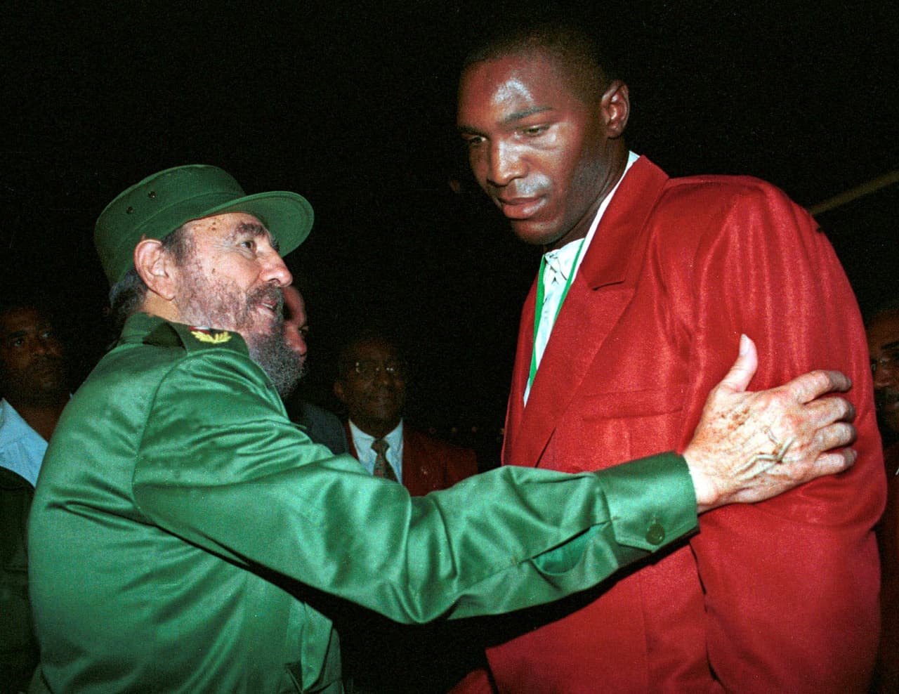 Fidel Castro también se dio tiempo de incursionar en el boxeo, tanto practicando como codeándose con figuras como el multi campeón Pedro Carrión.