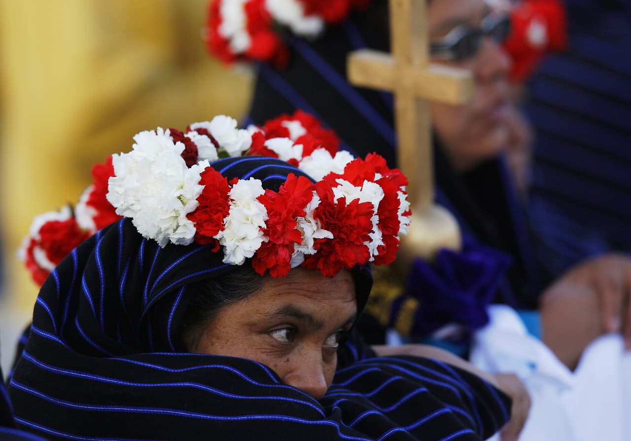 Una mujer purepecha espera el arribo del papa Francisco al Aeropuerto Francisco J. Mujica en Morelia, Michoacán.